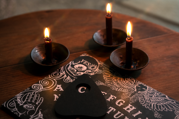 Ritualista in pratiche di magia nera per dominio e distacco