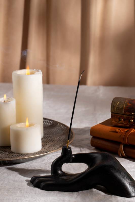 Ritualista in pratiche di magia bianca per protezione e equilibrio